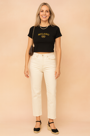 Zwart cropped T-shirt met korte mouwen, ronde hals en goudgele MILANO-opdruk met lauwerkrans op de borst.
