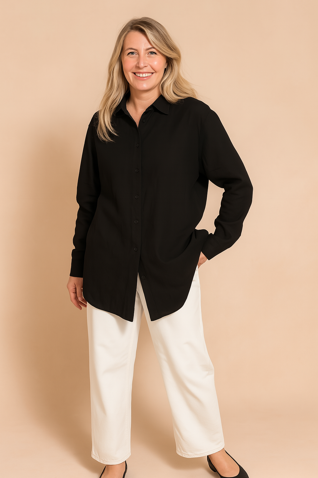 Zwarte blouse met rechte pasvorm, knoopsluiting en lange mouwen, gemaakt van effen ademende stof met lichte kreukstructuur.