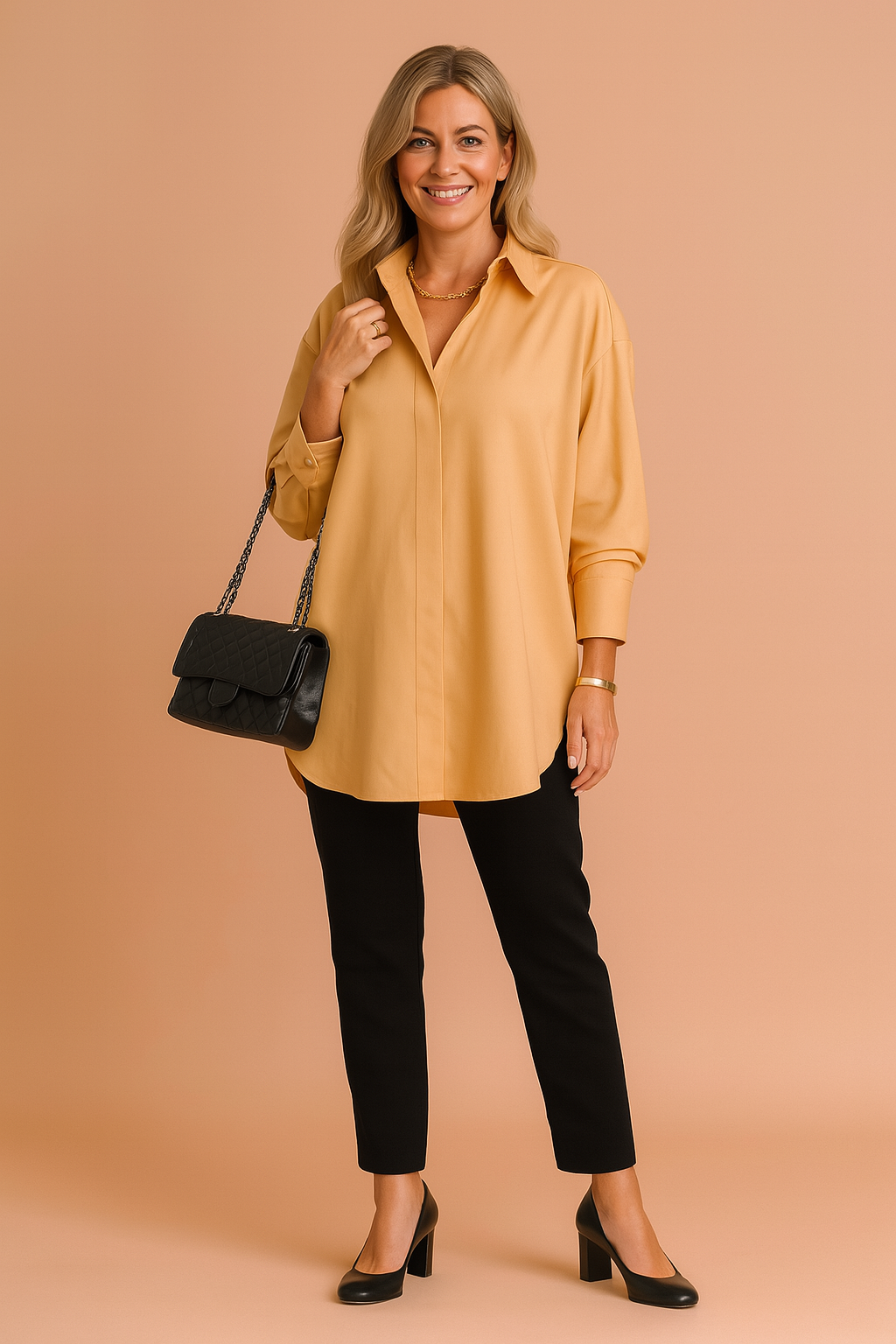 Zachte blouse in warme mosterdkleur met lange mouwen, een nette kraag en clean afgewerkte knoopsluiting. De rechte, oversized pasvorm maakt het ideaal voor een smart casual look.