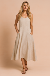 Mouwloze linnen midi zomerjurk met ronde hals en zakken in beige