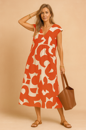 Mouwloze A-lijn zomerjurk met rood-oranje en beige abstracte print en V-hals