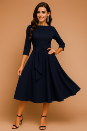 avy blauwe midi-jurk met 3/4 mouwen, ronde hals en brede tailleceintuur. Klassiek ontwerp met elegante flair, geschikt voor feesten of zakelijke bijeenkomsten.