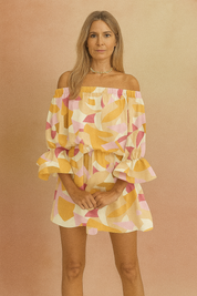  Off-shoulder playsuit met abstracte print in pastel roze, geel en wit, met uitlopende mouwen