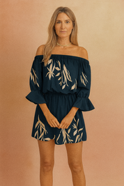 Off-shoulder playsuit in marineblauw met beige bladmotief en gerimpelde taille