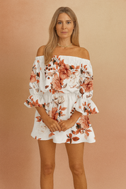 Witte off-shoulder playsuit met grote oranje bloemenprint en gerimpelde taille