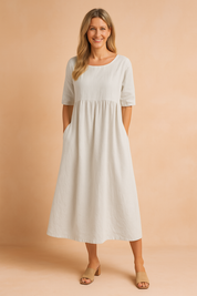 Offwhite midi-jurk met halve mouwen en losvallende A-lijn pasvorm in effen linnenlook stof.