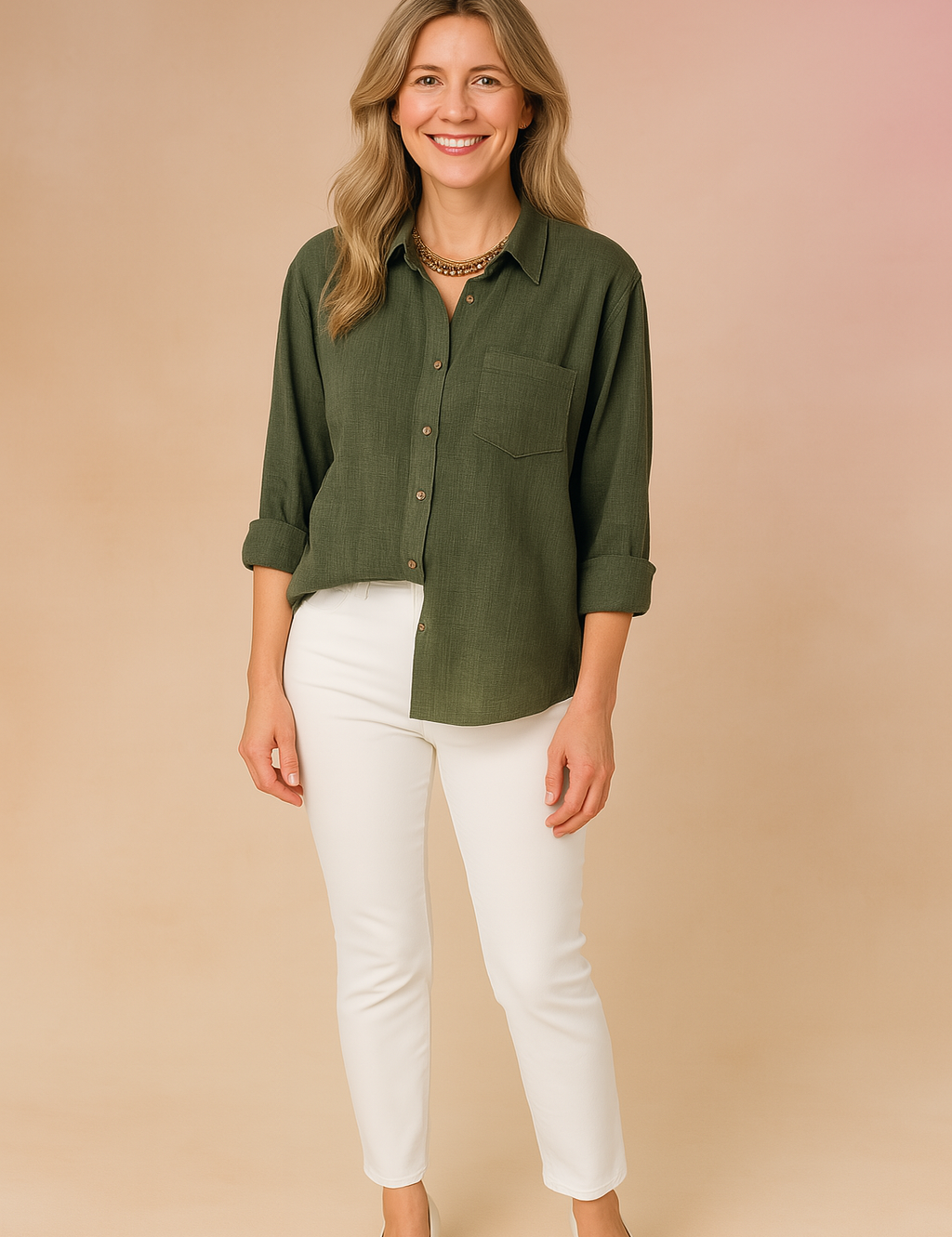 Olijfgroene blouse met lange mouwen, kraag en borstzak – comfortabele dagelijkse basic.