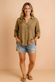 Olijfgroene damesblouse van linnen met een klassieke V-hals en vier witte knopen. De blouse heeft een casual fit met borstzakje en opgerolde mouwen.