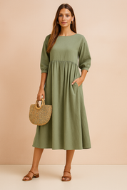 Olijfgroene midi-jurk met 3/4-mouwen, ronde hals en geplooide taille in effen linnenlook.