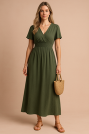 Olijfgroene midi-jurk met korte mouwen, overslagtop en elastische gesmokte taille, gemaakt van effen lichtgewicht stof.