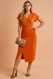 EmmElegante oranje midi overslagjurk met korte mouwen en split aan de voorkanta | Elegante blouse met halslijn en split 0