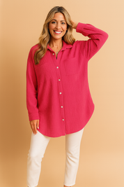 Fuchsia roze oversized blouse met lange mouwen, borstzakje en natuurlijke kreukstructuur, ideaal voor casual looks.