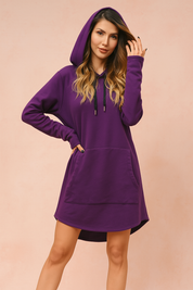 Paarse hoodie-jurk met capuchon, buidelzak en comfortabele oversized look, ideaal voor relaxed streetstyle.