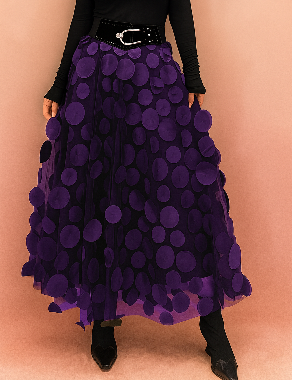 Vrouw draagt paarse tule maxi rok met polkadot applicaties