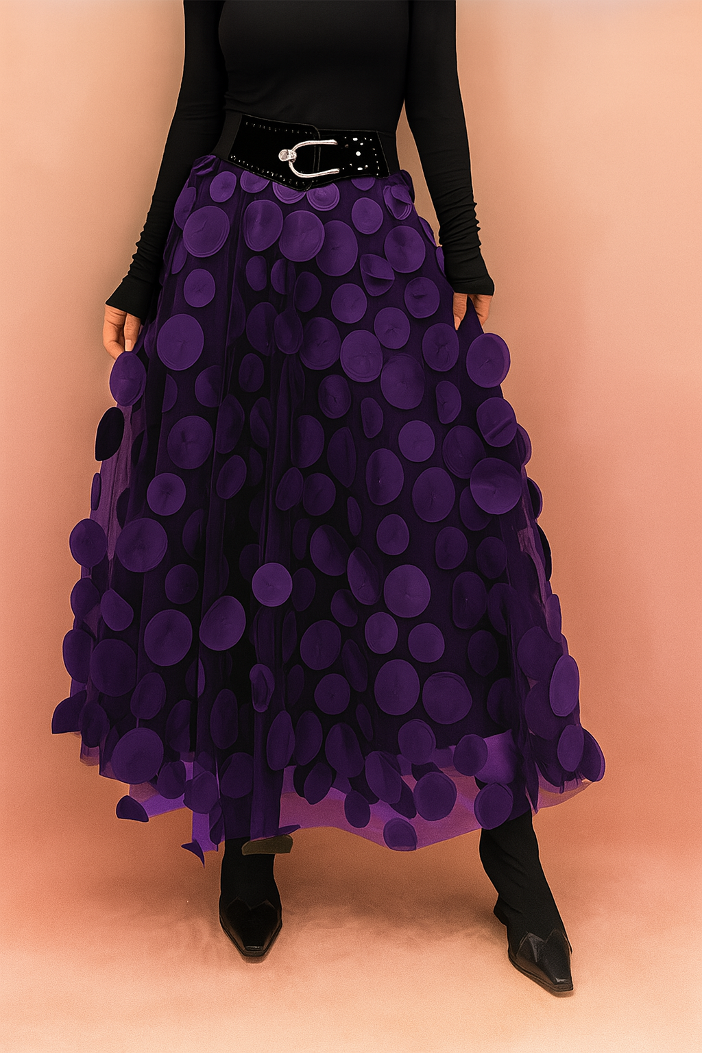 Vrouw draagt paarse tule maxi rok met polkadot applicaties