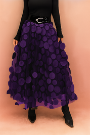  Paarse tule midirok met opvallende stipapplicaties en brede statementriem, ideaal voor een stijlvolle avondlook.