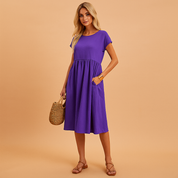 Paarse midi jurk met losse pasvorm en korte mouwen, zomerse stijl met steekzakken.