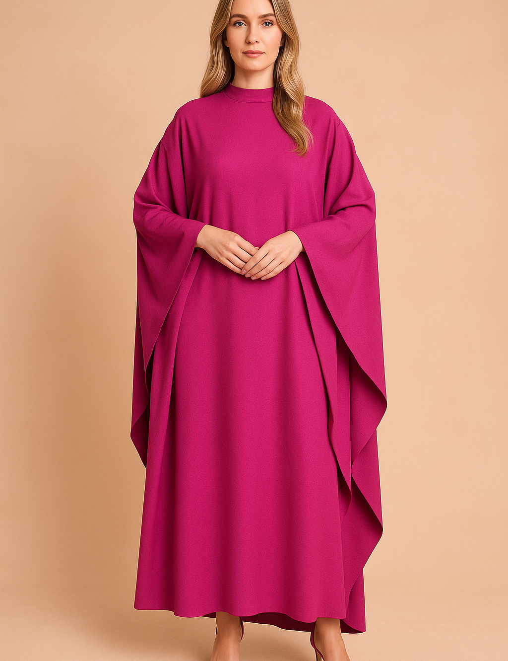 Fuchsia roze maxi jurk met losvallende vleermuismouwen en hoge halslijn, opvallend en stijlvol.