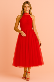 Rode halterjurk met tule rok, opvallende midi feestjurk met hoge halslijn en elegante uitstraling.