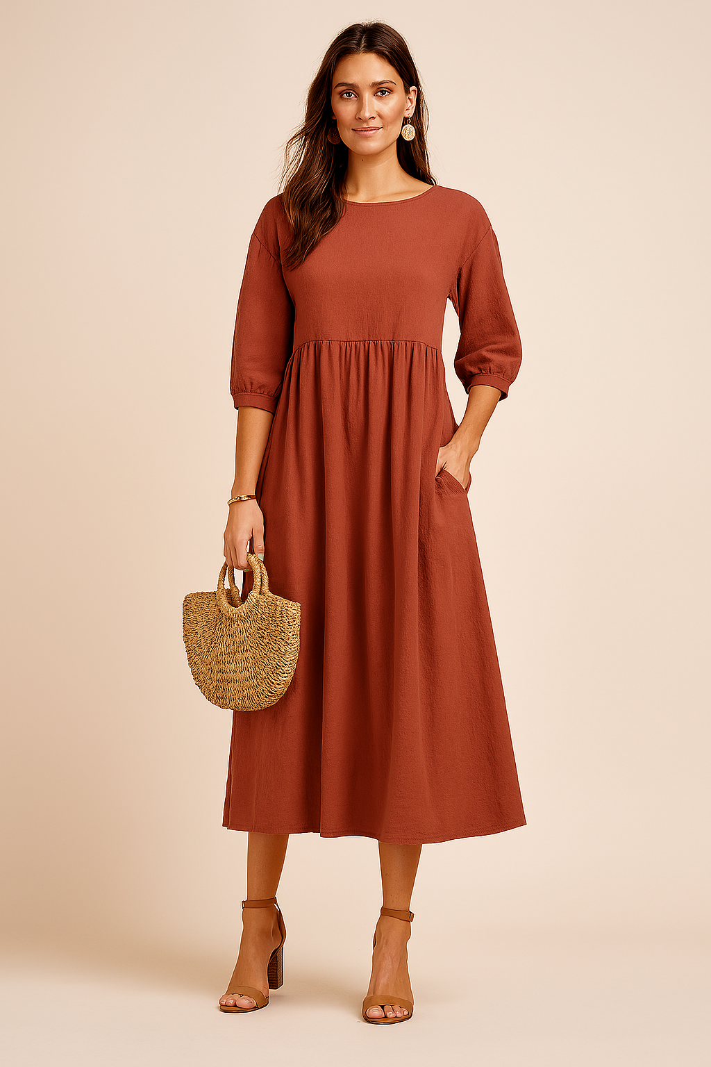 Roestbruine midi-jurk met 3/4-mouwen, geplooide taille en natuurlijke linnenstructuur.