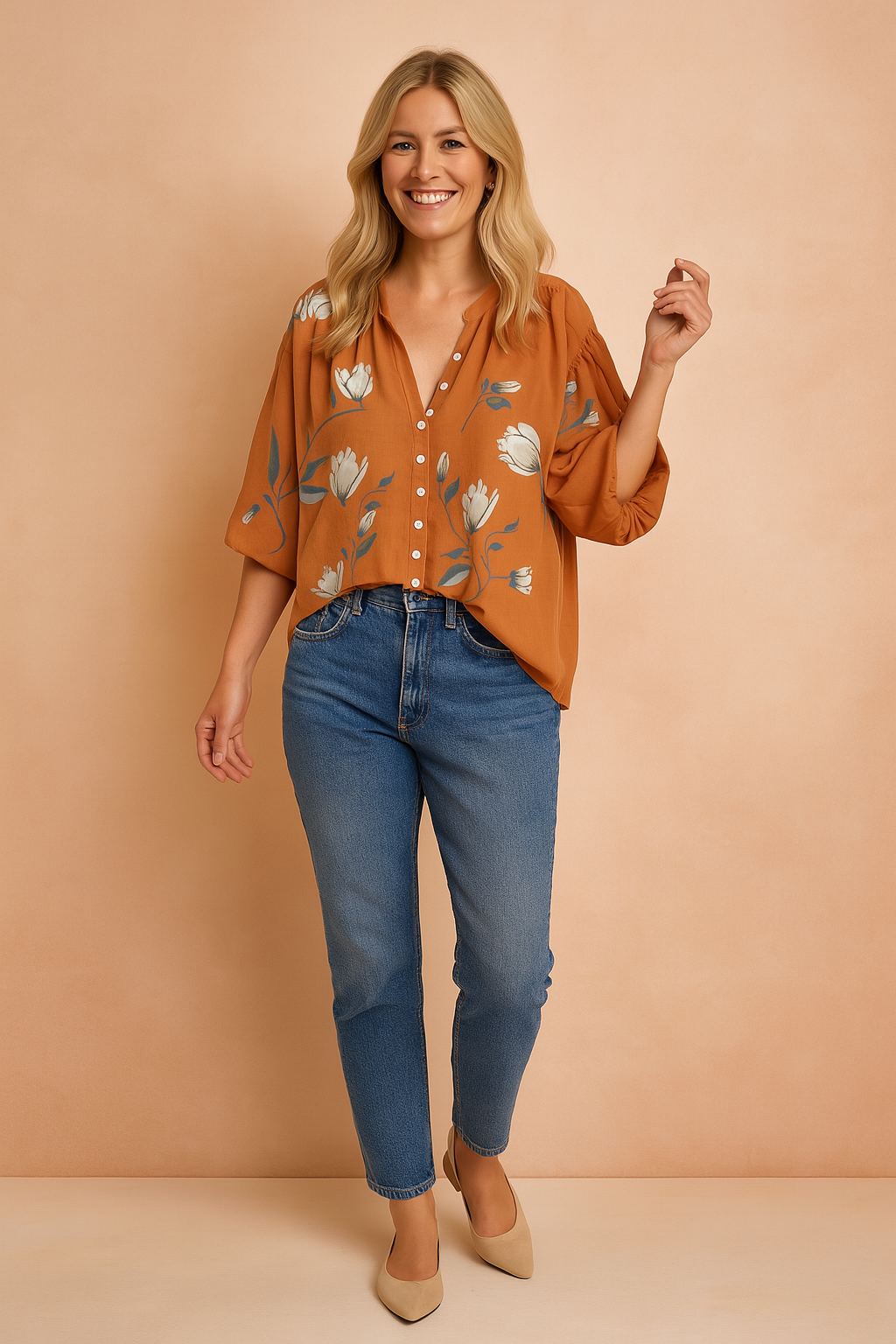Losvallende blouse met knoopsluiting, witte tulpenprint op roestoranje stof, met wijde 3/4-mouwen en een ontspannen zoomlijn.
