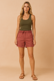 Roestrode cargoshorts met tailleband met trekkoord, omgeslagen zoom en praktische klepzakken—ideaal voor ontspannen zomerse avonturen.