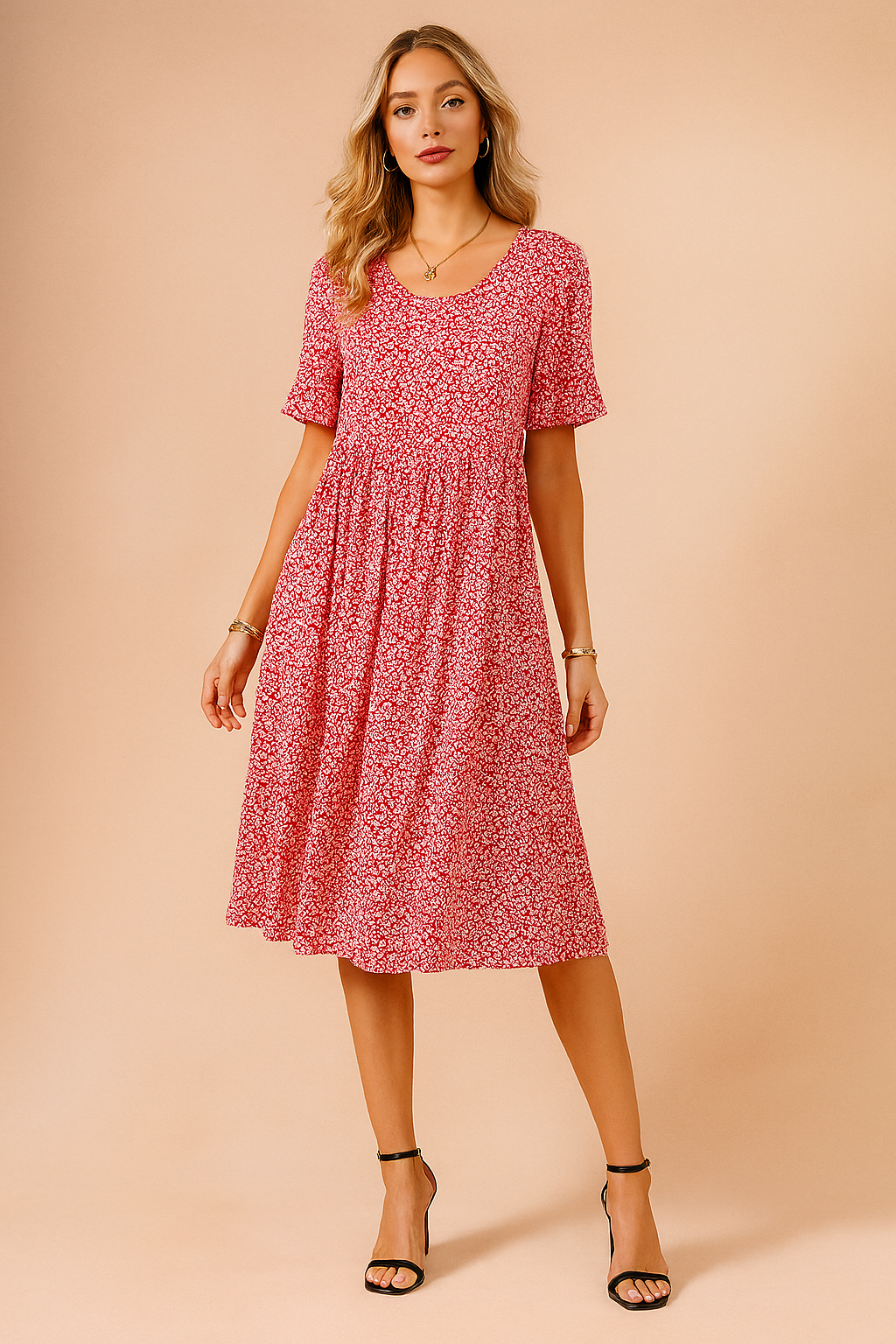 Midilang roze bloemenjurk met korte mouwen en speels wit bloemenmotief, ideaal voor lente en zomer.