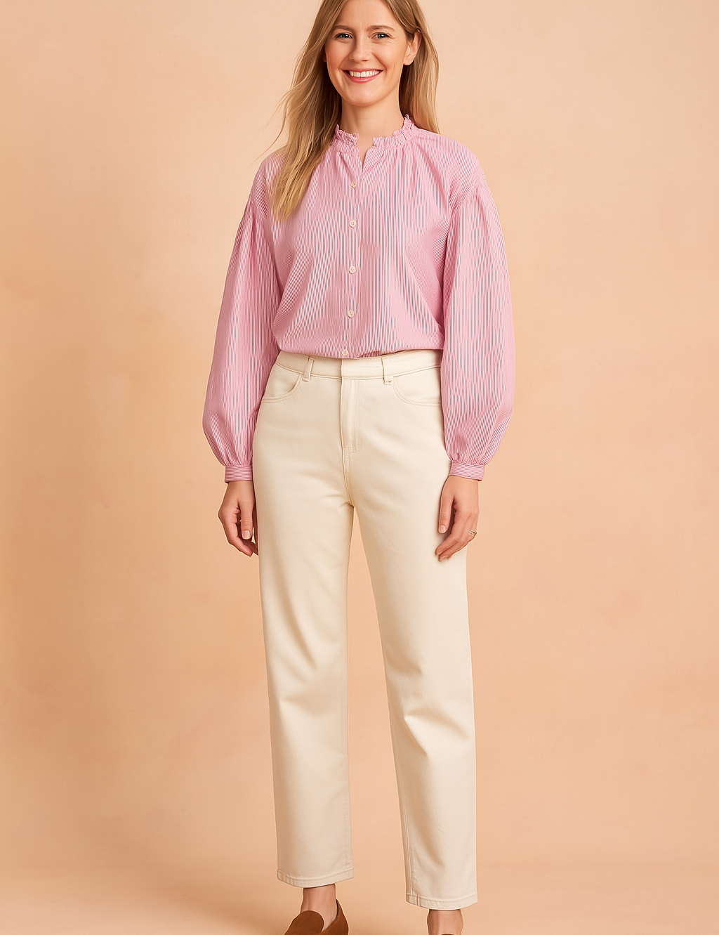 Roze damesblouse met subtiele verticale streepstructuur, gemaakt van een luchtige geweven stof. Voorzien van lange ballonmouwen met elastische manchetten, knoopsluiting aan de voorkant en een opstaand rufflekraagje met keyhole-detail. De losvallende pasvorm zorgt voor een vrouwelijke en stijlvolle uitstraling.
