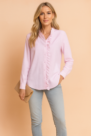 Lichtroze blouse met fijne verticale strepen, ruches langs de knopenlijst en een opstaande kraag voor een verfijnde uitstraling.