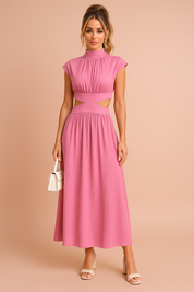 Roze midi jurk met hoge hals, uitgesneden taille en losvallende geplooide rok.