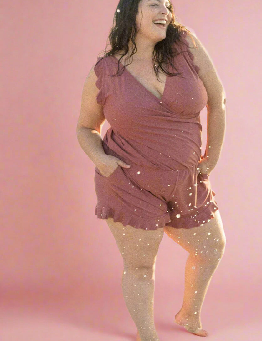 Roze plus size romper met wikkelvoorzijde en gerimpelde zomen, comfortabele pasvorm.