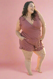 Roze plus size romper met wikkelvoorzijde en gerimpelde zomen, comfortabele pasvorm.
