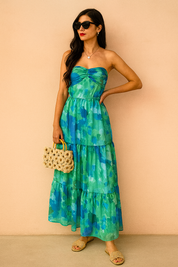 Strapless maxi-jurk met gelaagde rok en aquarel bloemenprint in blauw- en groentinten, gemaakt van luchtige chiffonstof.
