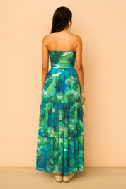 Strapless maxi-jurk met gelaagde rok en aquarel bloemenprint in blauw- en groentinten, gemaakt van luchtige chiffonstof.