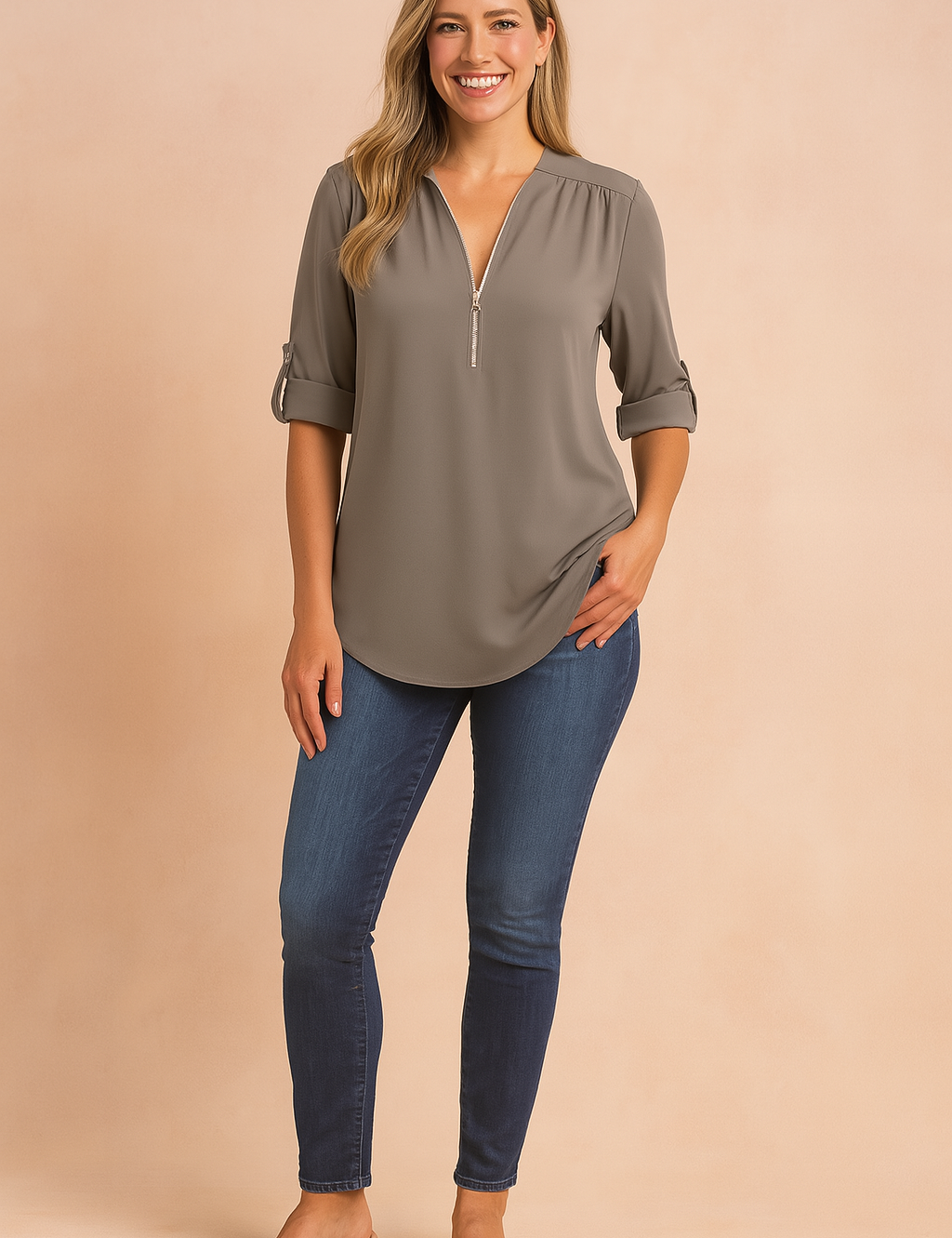 4-mouwen met knoopdetail. Ideaal voor een casual of zakelijke look.