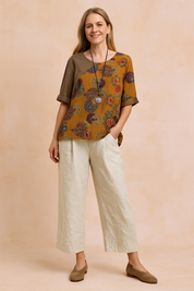 Tweekleurige blouse in mosterd en bruin met korte opgerolde mouwen en artistiek bloemenmedaillonpatroon, met een rustieke uitstraling voor elke casual garderobe.