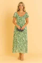 Groene maxi-jurk met all-over bloemenprint, V-hals en luchtige vlindermouwen, ideaal voor zomerse gelegenheden.