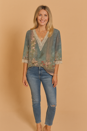 Groenblauwe blouse met bloemenprint en sierlijke V-hals in kant, 3/4 mouwen met geborduurde details, ideaal voor een bohemian look.