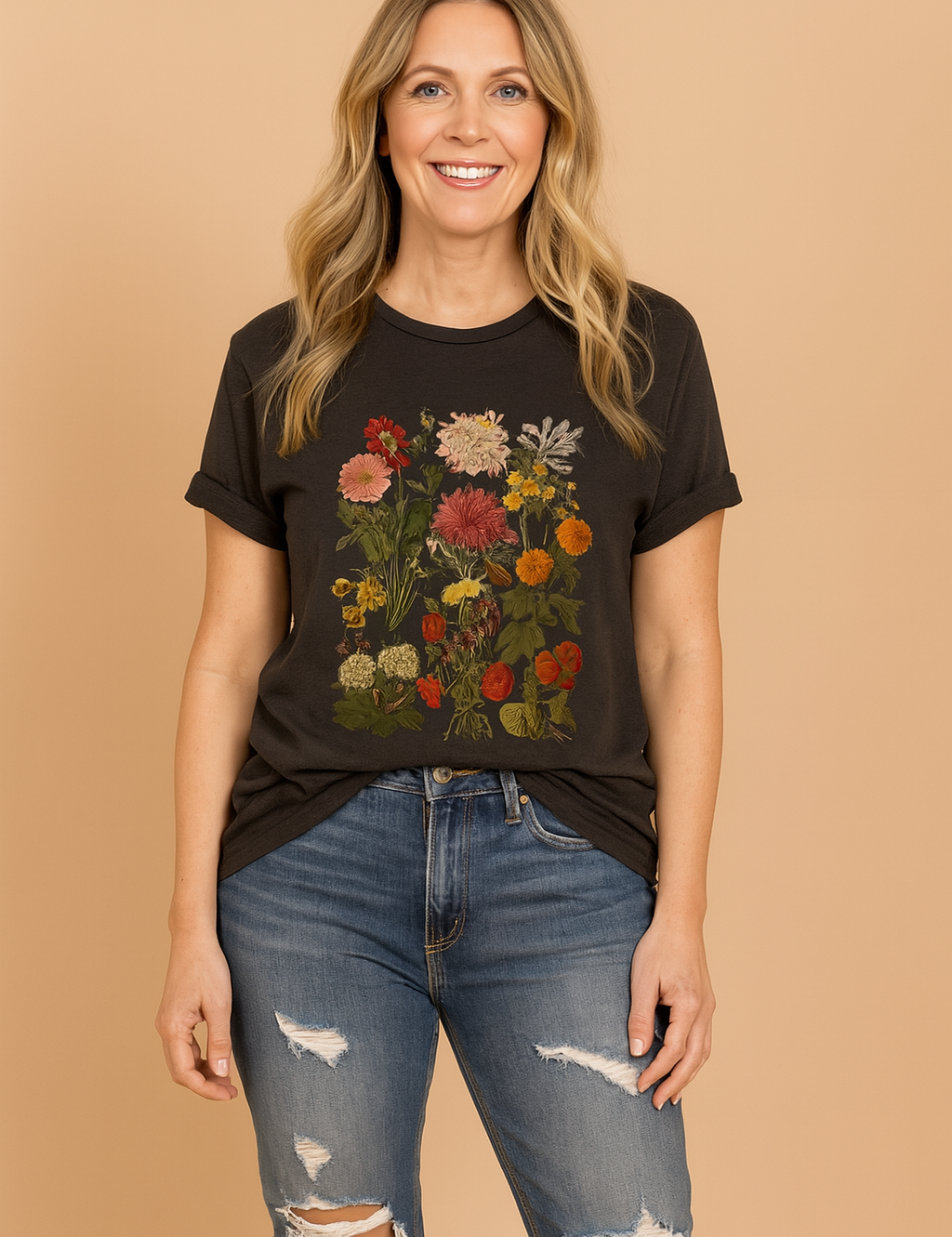 Zwarte T-shirt van jersey met opvallende botanische print in warme tinten, met een gedetailleerd patroon van verschillende veldbloemen en bladeren op de borst.
