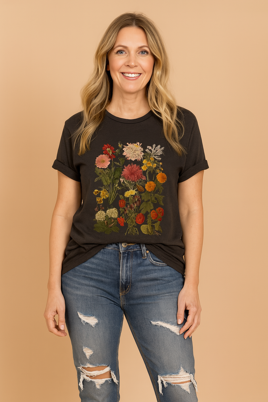 Zwarte T-shirt van jersey met opvallende botanische print in warme tinten, met een gedetailleerd patroon van verschillende veldbloemen en bladeren op de borst.