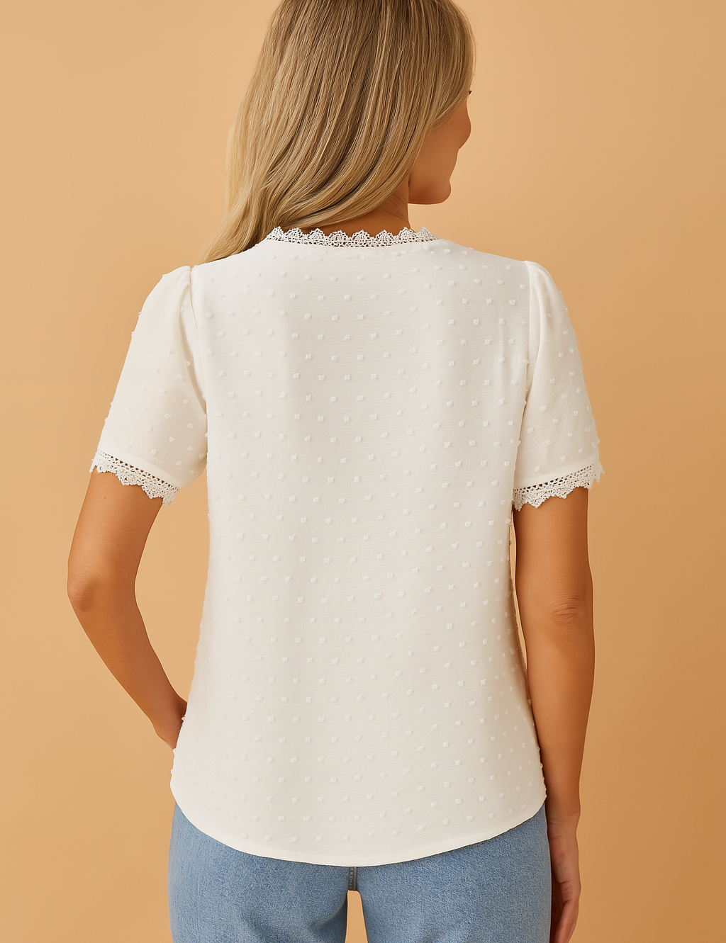 Witte blouse met korte mouwen, V-hals met kanten afwerking en subtiele stipstructuur, vervaardigd uit lichtgewicht stof met broderie-details aan de mouwranden.