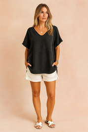 Zwart gewassen linnen damesblouse met korte mouwen en V-hals, ideaal voor een luchtige en ontspannen outfit.