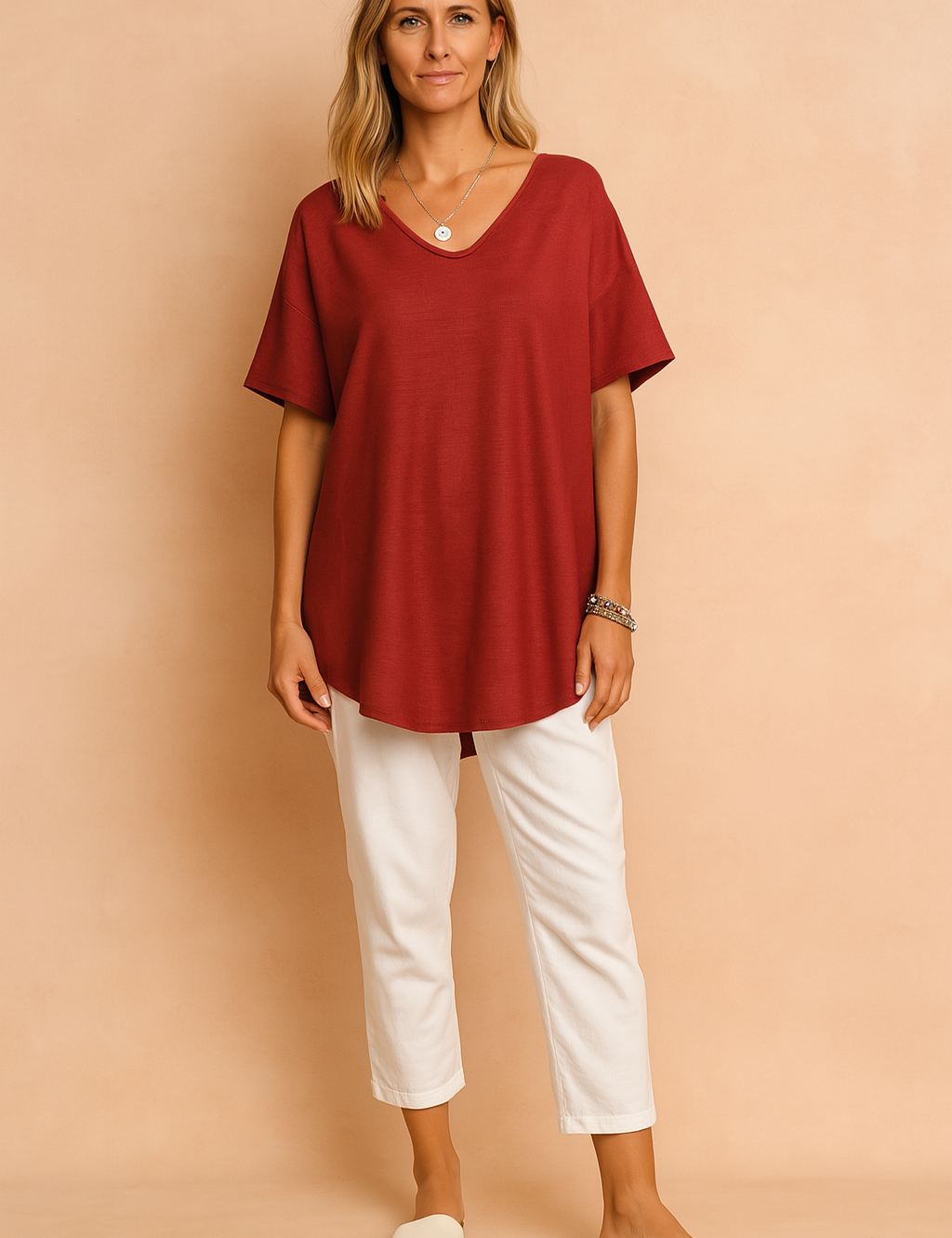 Wijnrode oversized linnen blouse met korte mouwen en V-hals voor dames, geschikt voor een comfortabele lente-outfit.
