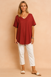 Wijnrode oversized linnen blouse met korte mouwen en V-hals voor dames, geschikt voor een comfortabele lente-outfit.