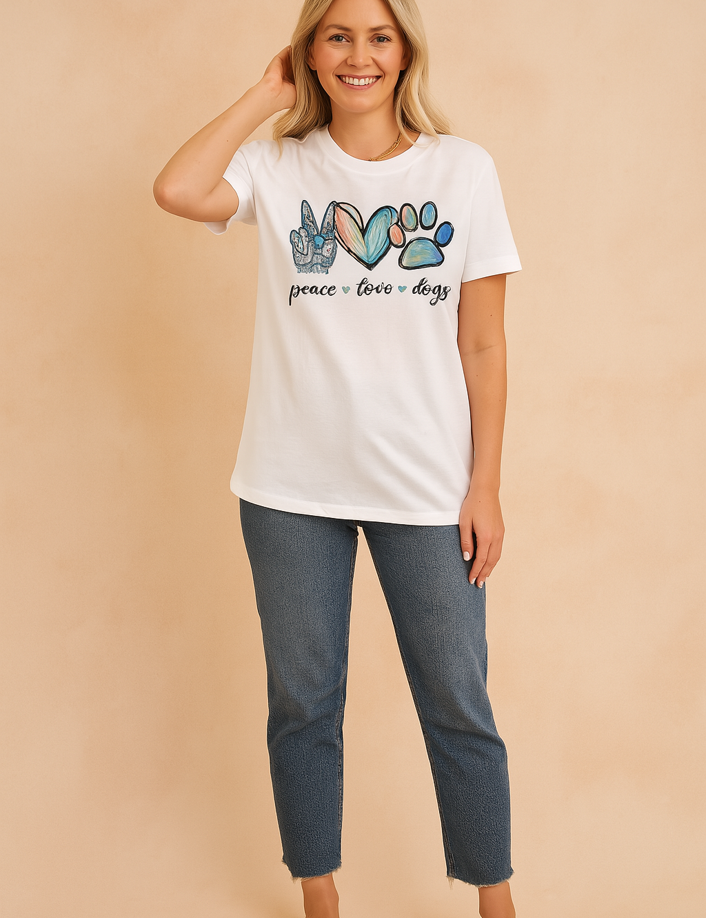 Wit dames-T-shirt met ronde hals en kleurrijke opdruk van peace-teken, hart en hondenpoot, voorzien van de tekst “peace ♥ love ♥ dogs”, vervaardigd uit zachte katoenmix voor een casual en comfortabele stijl.