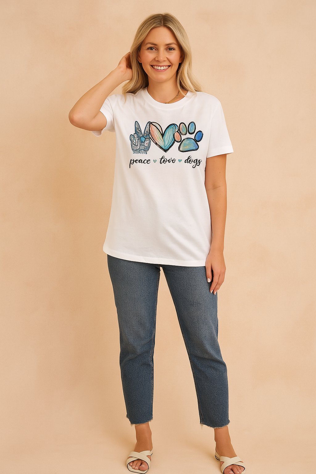 Wit dames-T-shirt met ronde hals en kleurrijke opdruk van peace-teken, hart en hondenpoot, voorzien van de tekst “peace ♥ love ♥ dogs”, vervaardigd uit zachte katoenmix voor een casual en comfortabele stijl.