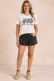 Wit dames-T-shirt met ronde hals en kleurrijke opdruk van peace-teken, hart en hondenpoot, voorzien van de tekst “peace ♥ love ♥ dogs”, vervaardigd uit zachte katoenmix voor een casual en comfortabele stijl.