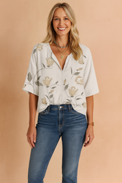 Witte blouse met korte mouwen en beige tulpenprint, knoopsluiting aan de voorkant en een ontspannen pasvorm.