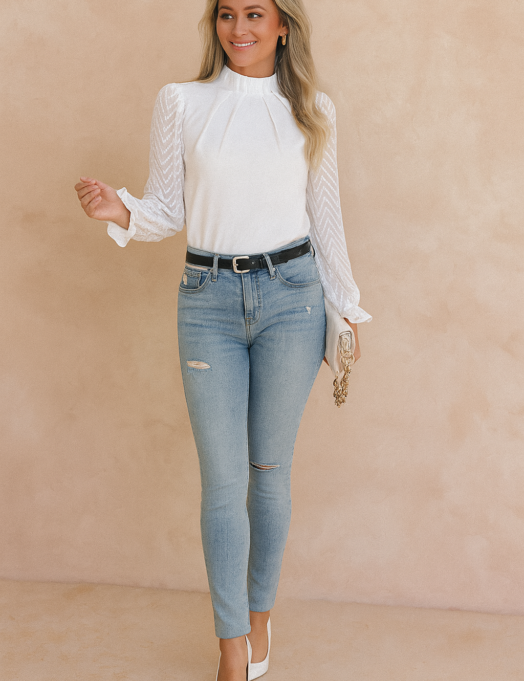 Witte blouse met hoge hals, plooien en semi-transparante mouwen met visgraatpatroon en ruches aan de manchetten – voor een elegante, vrouwelijke look.