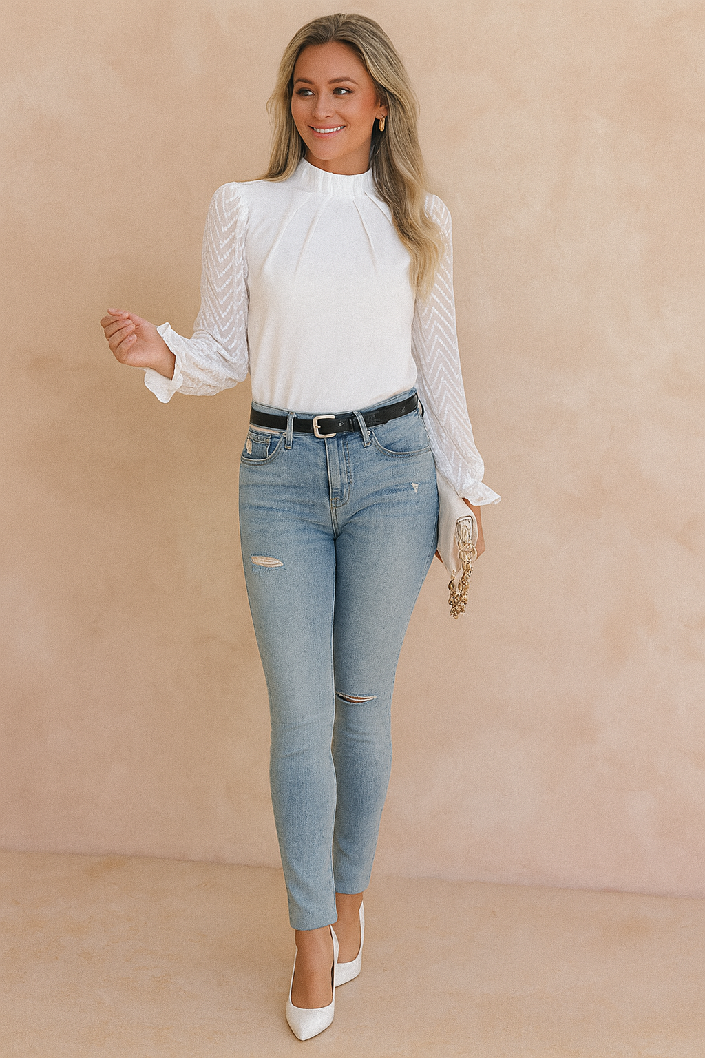 Witte blouse met hoge hals, plooien en semi-transparante mouwen met visgraatpatroon en ruches aan de manchetten – voor een elegante, vrouwelijke look.